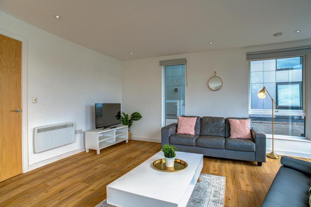 Lovely 2-Bed Apartment In Manchester With Parking ภายนอก รูปภาพ