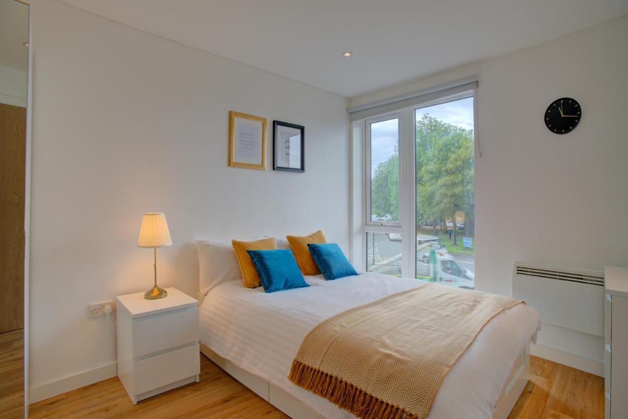 Lovely 2-Bed Apartment In Manchester With Parking ภายนอก รูปภาพ